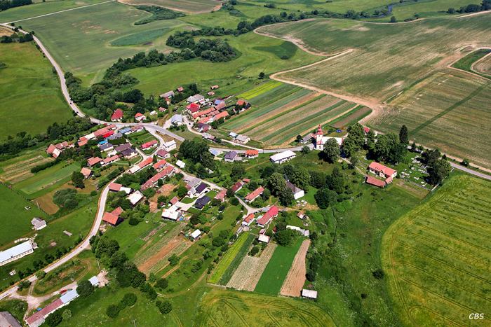 Letecký pohľad na obec Ivančiná v krajine Turca